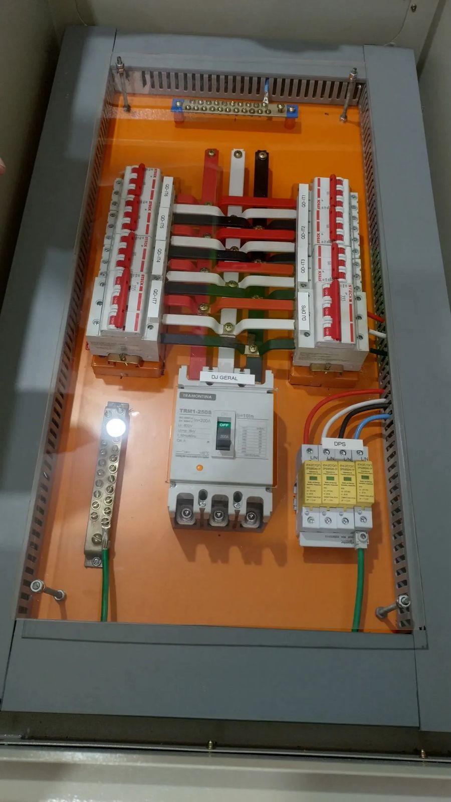 Montagem de QGBT e Quadros de Comando